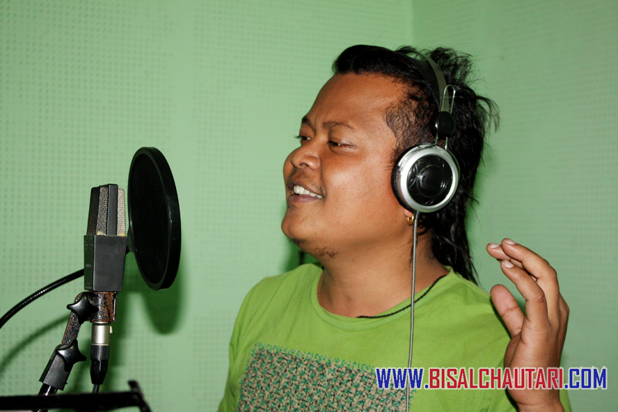 Singer Manoj Mahato Tharu language film recordings, to busy (1)