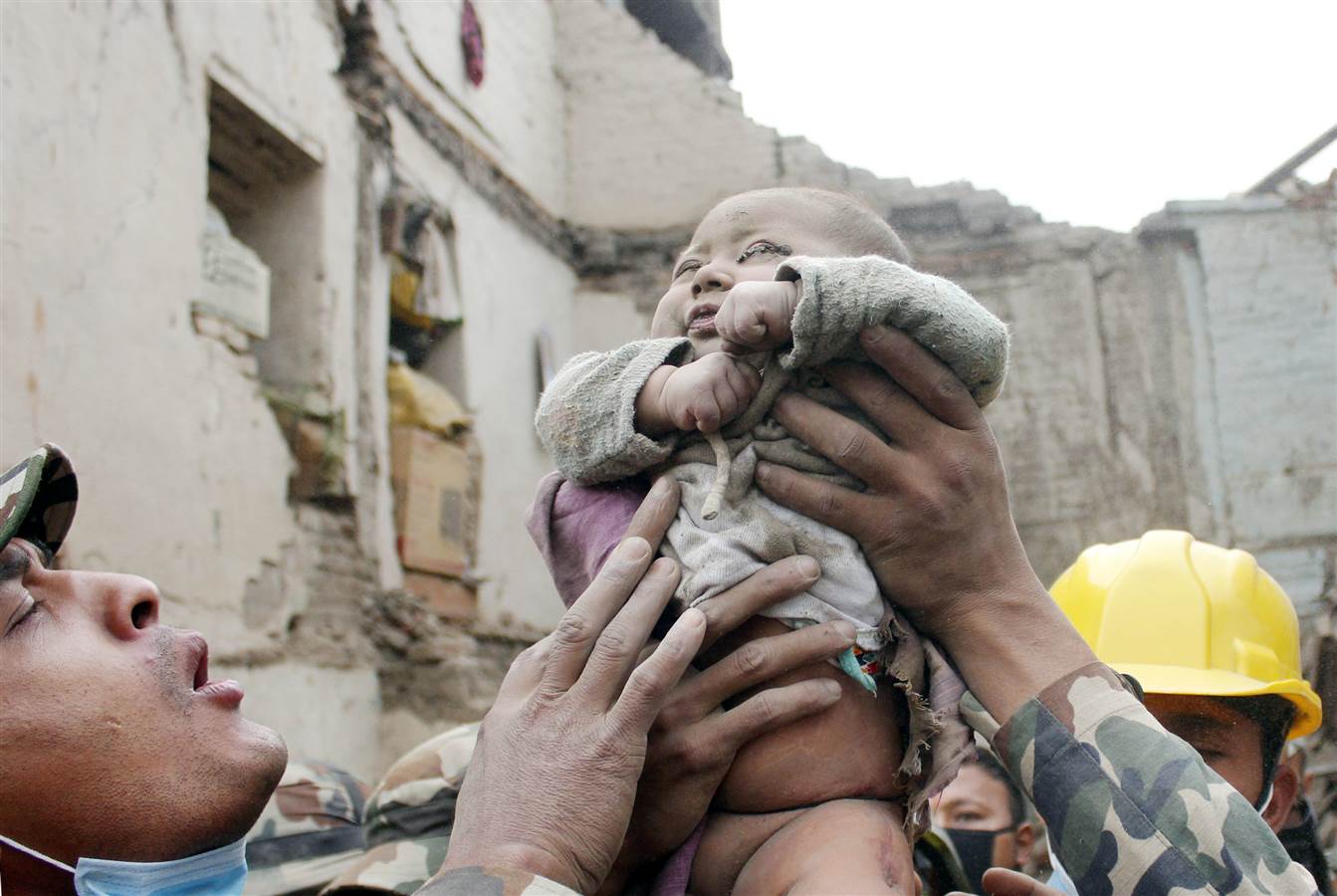 Earthquake in nepal Nepalese photojournalist Amul Thapa baby photo (1)