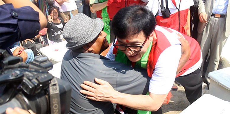 Jackie Chan in Nepal To help the earthquake victims (2)