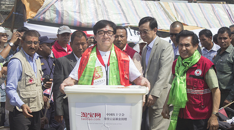 Jackie Chan in Nepal To help the earthquake victims (3)